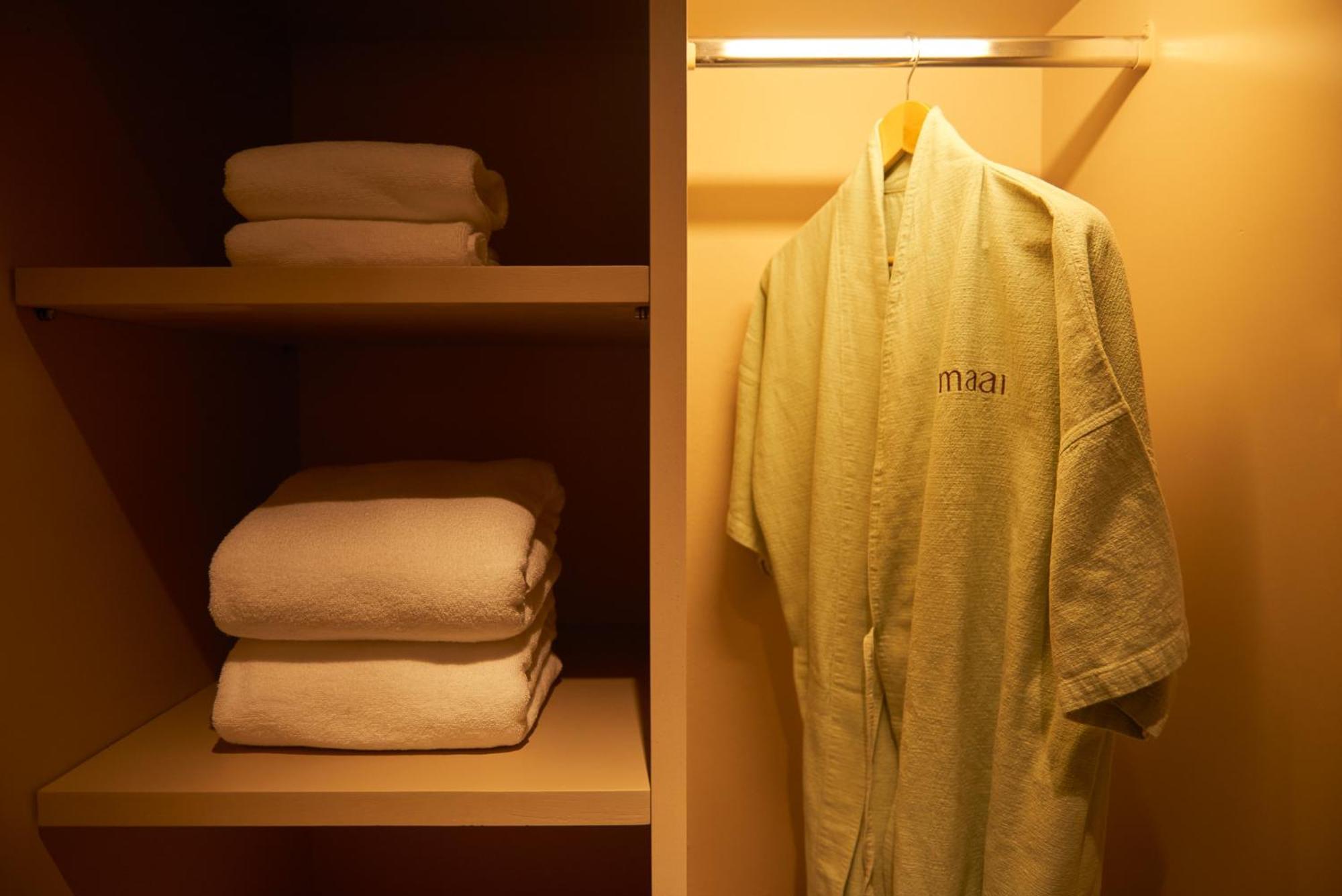 Hotel Amari Pattaya Exterior foto A bathrobe and towels in a closet