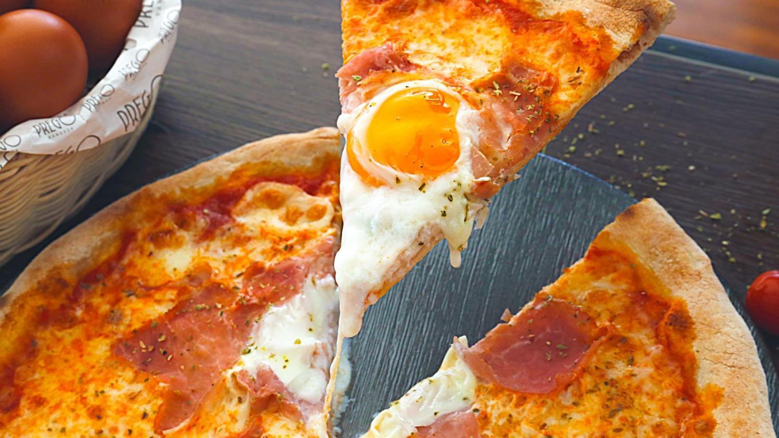 Hotel Amari Pattaya Exterior foto A slice of egg pizza