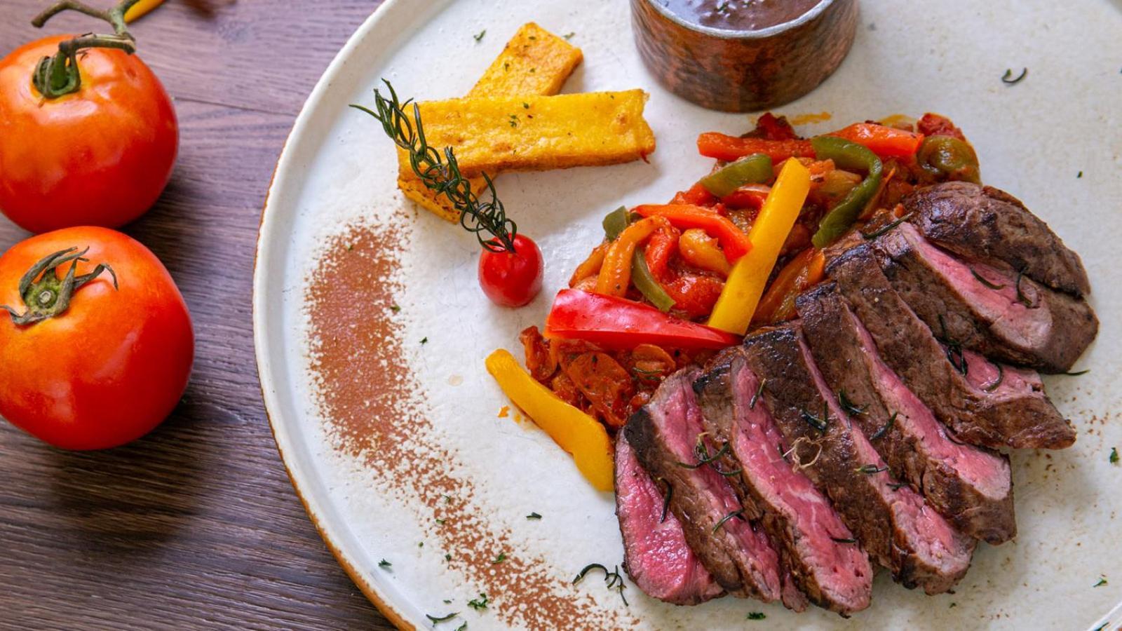 Hotel Amari Pattaya Exterior foto A steak with vegetables